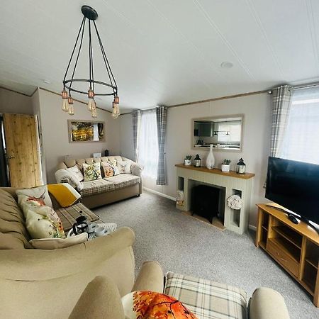 Lucky Lodge With Hot Tub York Bagian luar foto