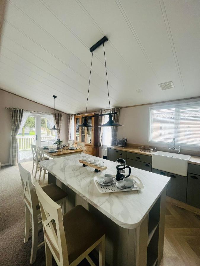 Lucky Lodge With Hot Tub York Bagian luar foto