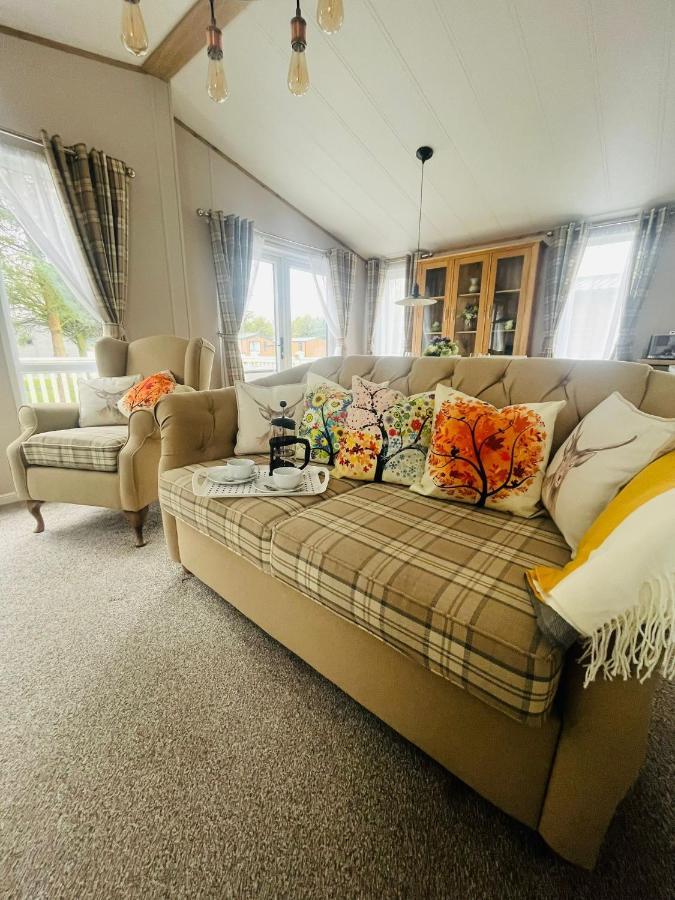 Lucky Lodge With Hot Tub York Bagian luar foto