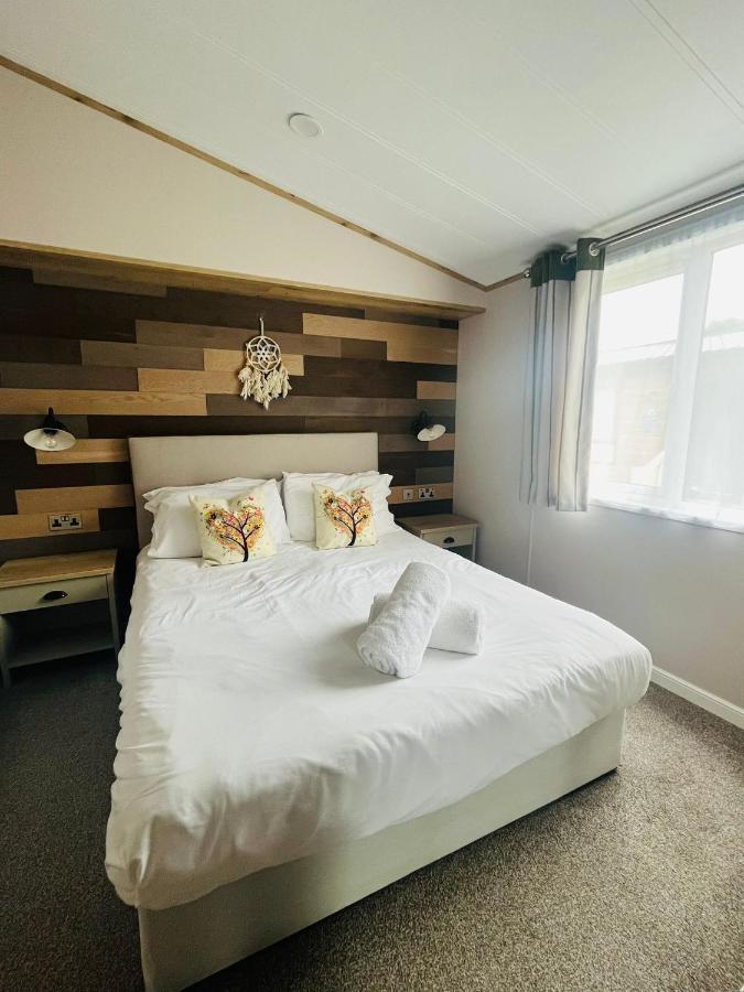Lucky Lodge With Hot Tub York Bagian luar foto