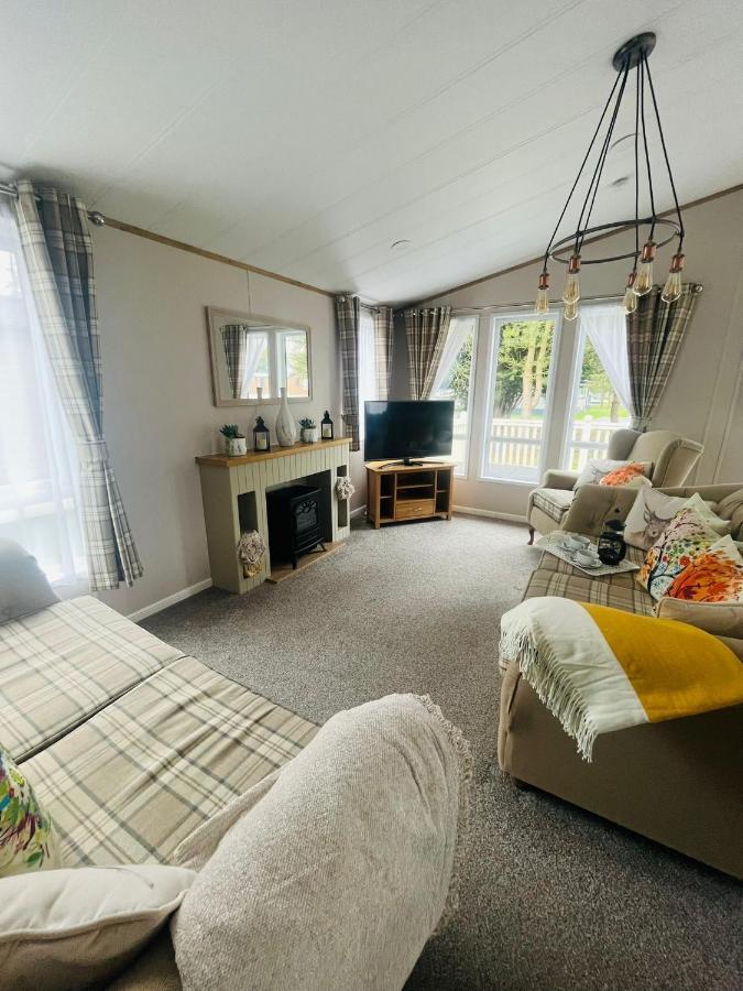 Lucky Lodge With Hot Tub York Bagian luar foto