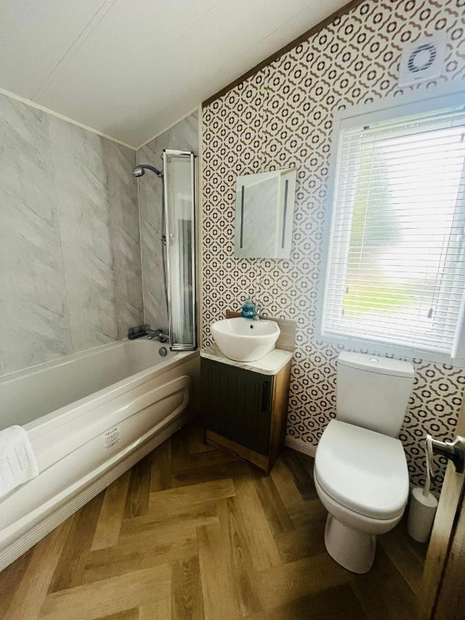 Lucky Lodge With Hot Tub York Bagian luar foto