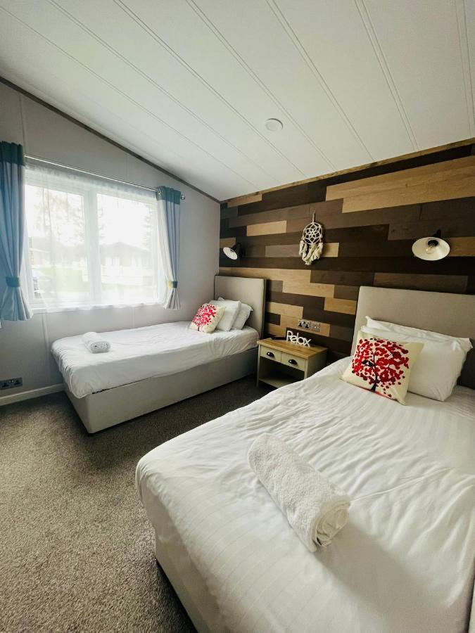 Lucky Lodge With Hot Tub York Bagian luar foto