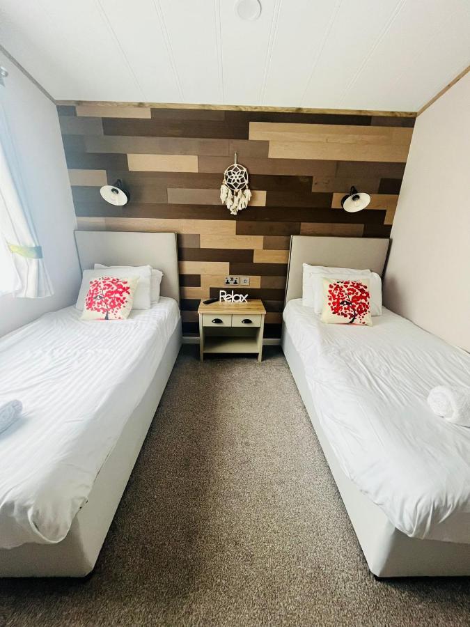 Lucky Lodge With Hot Tub York Bagian luar foto